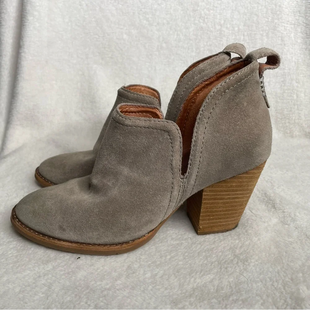Jeffrey Campbell Rosalee Taupe Suede Ankle Stacked Heeled Booties Size 6‎